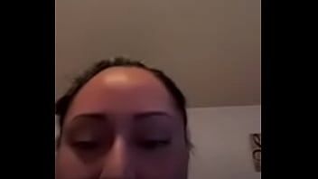 Jouer Ig live girl secoue le cul et montre les seins