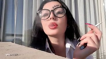 Afspelen Fetisj. dominatrix nika sigaretten seksueel, blaast in je gezicht en veegt sigarettenas. sexy sexy r, sigaret.