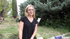 Jouer Amateurs blondes et brunes partagent une bite bien dure au bord de la piscine