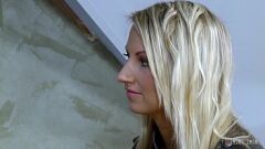 Abspielen Intensive Nahaufnahme-Cowgirl-Session der mit Sperma bedeckten zierlichen Blondine
