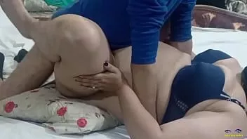 Putar Big boobs desi pornstar bibi netu keras kacau dalam gaya misionaris dan creampie vaginanya selama xxx chut chudai oleh ayam besar suaminya di hindi
