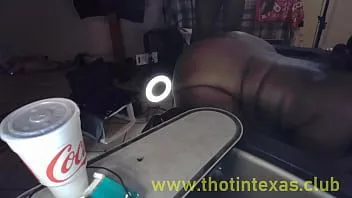 play Thot in texas - milf ebano con un grosso culo in ginocchio