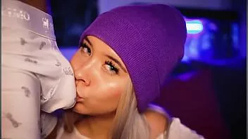 play Seksowna blondynka z Kolumbii chce zjeść kutasa swojego wujka podczas oglądania