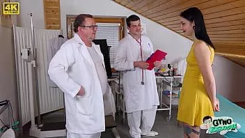 play 不潔な 雌犬 sharlotte thorne が 2 人の倒錯した医師によって検査され、精液にされました