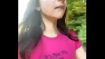 Reproducir Adolescente muestra tetas y coño en la calle