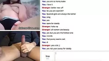 Riproduci Ragazza bruna prende in giro un cazzo enorme in una chat dal vivo in webcam