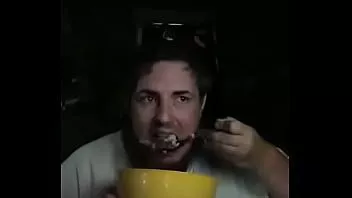 Redare Mănânc orez alb ascultând dave hax pe youtube