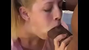 play Pożądliwa szczupła blondynka rucha się z ciemnoskórym ogierem w różnych pozycjach, ssie jego wielkiego kutasa i dostaje spermę w ustach