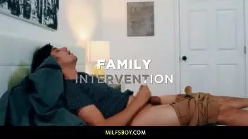 चलाएँ अत्यधिक कामुक दोस्त हार्मोन सहन नहीं कर सकता है इसलिए सौतेली माँ और सौतेली माँ को उसकी मदद करनी चाहिए!