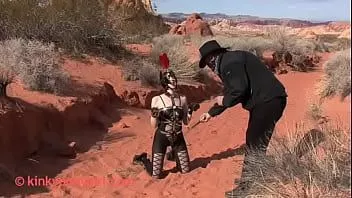 Play Playing with his ponygirl in the desert
