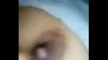 Redare Fată desi care arată sânul la apelul video