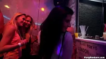 Redare Sexy amator devine fundul și sânii expuse de striptease în partyhardcore. ea se smuciază și sărută aceeași stripteză într-o altă petrecere