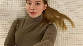 play Lolylola draait haar kont voor de camera en spreidt haar mooie benen in kousen