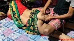 चलाएँ भाप से भरा गुदा सत्र: भारतीय पत्नी को पति और ससुर द्वारा जमकर चोदा जाता है