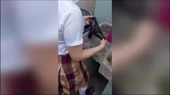 play Niewinna nastolatka zaskoczona praniem majtek przez ojczyma w domu, prawdziwa amatorka