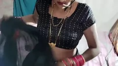 Putar Desi Cutie's First Time: Hot Indian Newlywed in Black Saree