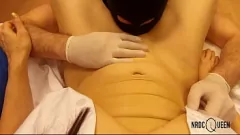 play Orgasmo di leccatura guantata in lattice del lattice di Naughty Nurse