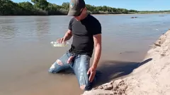 Abspielen Öffentliches Pissing und Cumshot in Jeans auf dem Rio Grande