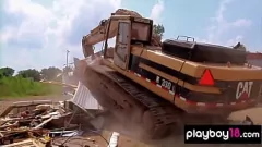 Jouer Une brune et une blonde sensuelles aux gros seins montrent leurs seins et leur chatte parfaits à l'extérieur