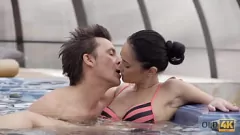 चलाएँ इस उत्तेजक शौकिया पोर्नो में एंजी मून, एक शानदार श्यामला किशोरी, को अपने बूढ़े पति के साथ कामुक मुख-मैथुन में लिप्त होते हुए देखें।