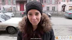 Oynat Esmer Rus güzeli, sahte bir ajanla çılgın bir boşalma dökümünde utangaçlığını kaybediyor