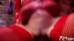 Afspelen Een vastgebonden Aziatische man domineert twee geile babes met grote borsten in een wild trio